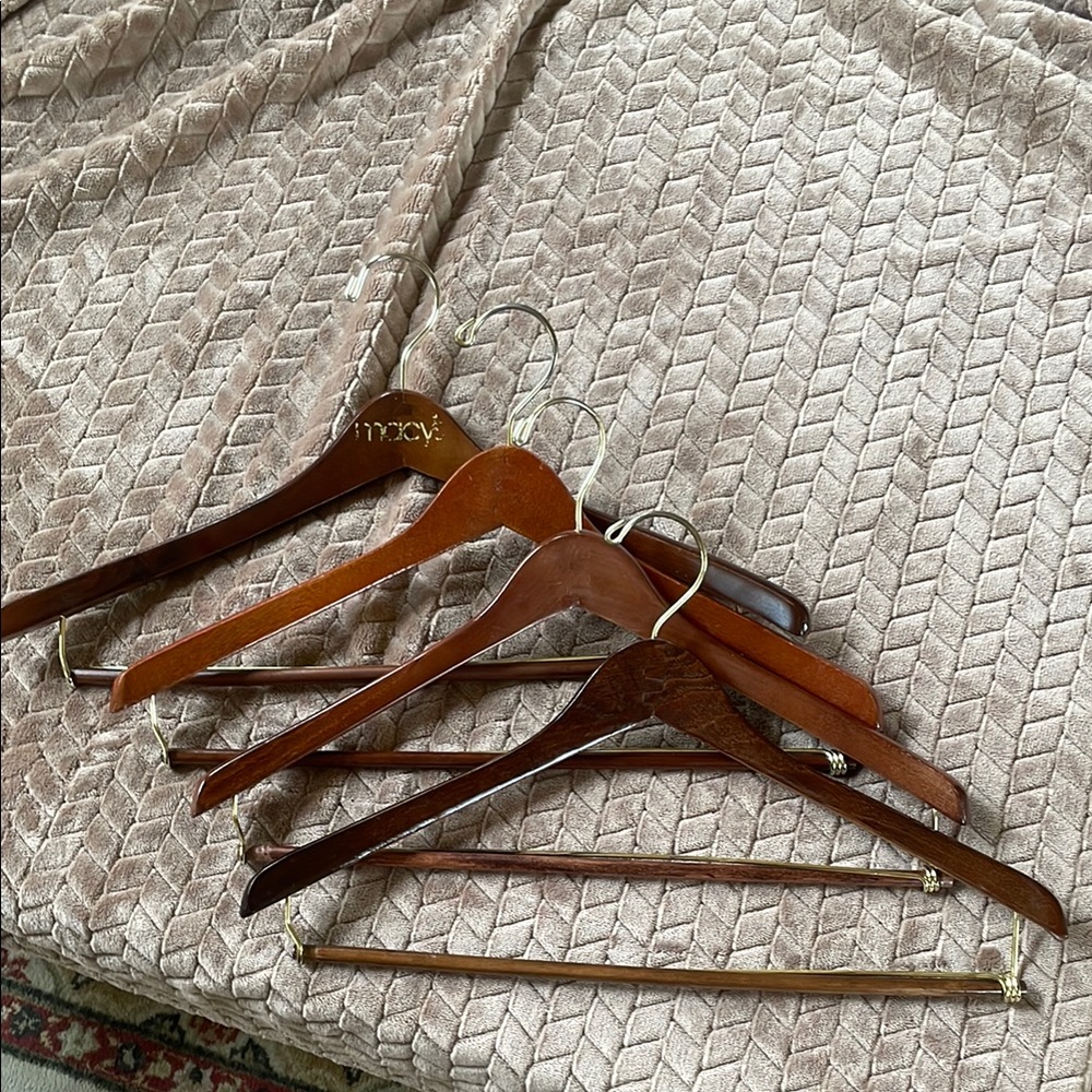 Wooden Clothes Hangers Set